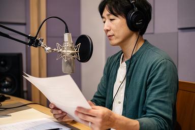 収録スタジオで台本を確認する音声コンテンツディレクター